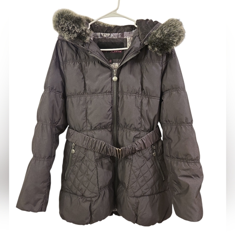 BETSEY JOHNSON DOWN BLEND PUFFER COAT WITH FAUX FUR HOOD AND BELTED WAIST. SZ MD